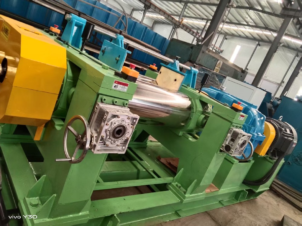 开炼机带翻胶装置